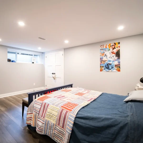 Location 10 image 17 (Bedroom, Windows)