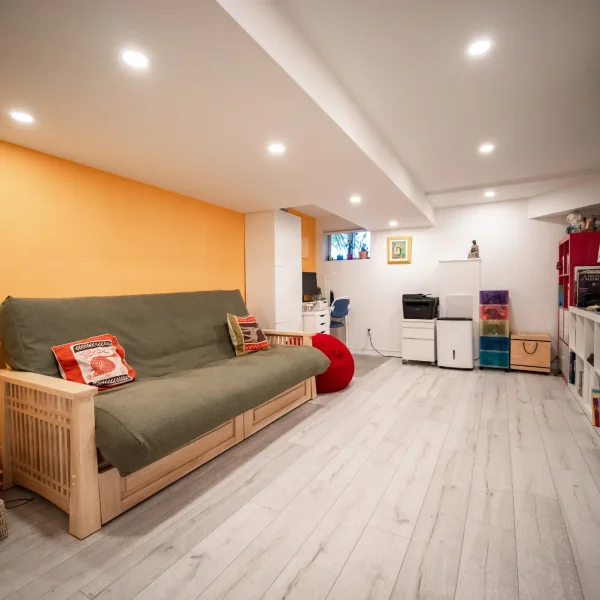 Location 4 image 6 (Living Room, Windows)