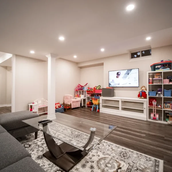 Location 7 image 5 (Living Room, Windows)