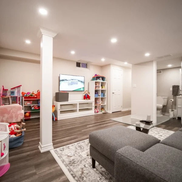 Location 7 image 6 (Living Room, Windows)