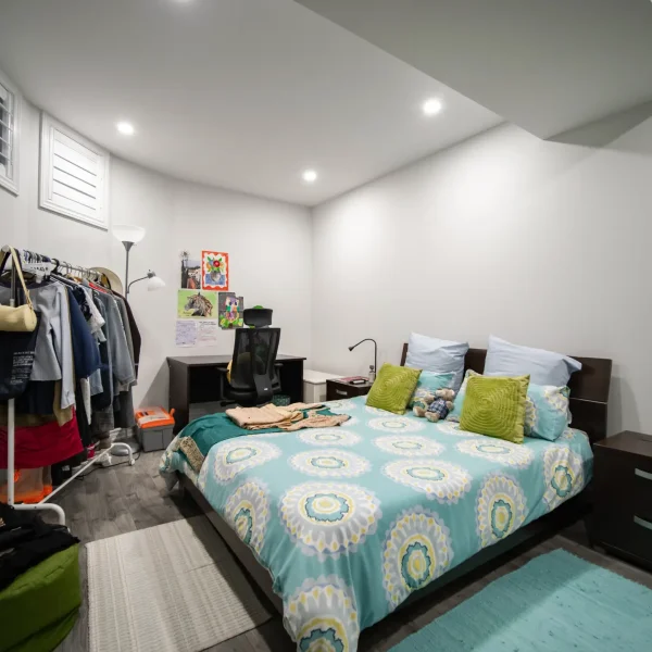 Location 8 image 12 (Bedroom, Windows)