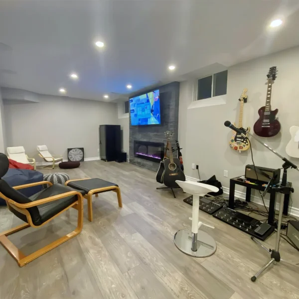 Location 81 image 4 (Open Concept, Rooms, Feature Wall & Fireplace, Windows)