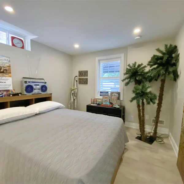 Location 87 image 5 (Bedroom, Windows)