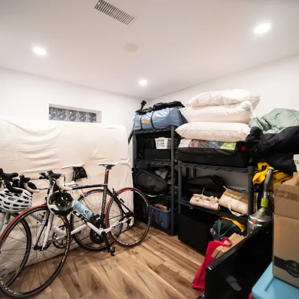 Location 9 image 3 (Rooms, Windows)