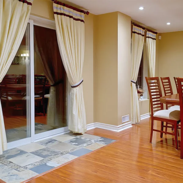 Location 99 image 8 (Living Room, Windows)